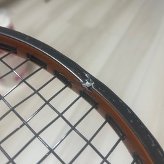 歴戦により鍛え上げられすぎて遂に折れてしまったラケットの画像