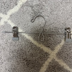 ニトリ　スカートハンガー　3本セット➕ハンガーバサミ１セット　の画像