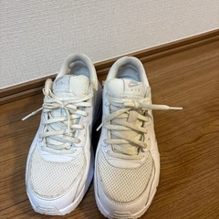 エアマックスエクシー　23.5 白の画像
