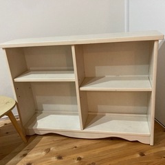 折りたたみテーブルと本棚のセットの画像