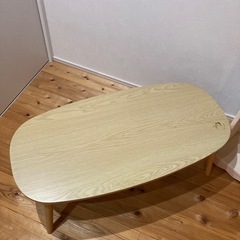 折りたたみテーブルと本棚のセットの画像