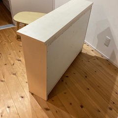 折りたたみテーブルと本棚のセットの画像