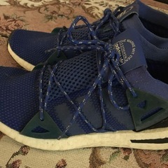adidas スニーカーの画像