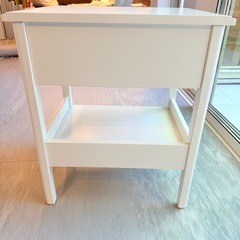 IKEA TYSSEDALサイドテーブル 51x40 cm ティッセダールの画像