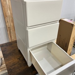 チェスト 壁付 デコニーシーヴォ 3段 幅34×奥行43×高さ66.1cm （ 収納ケース 引き出し 収納 スリム タンス 衣装ケース 日本製 プラスチック 洋服 脱衣所 三段 脚付き 引出し 収納チェスト リビングチェスト 衣類収納 おしゃれ ）の画像