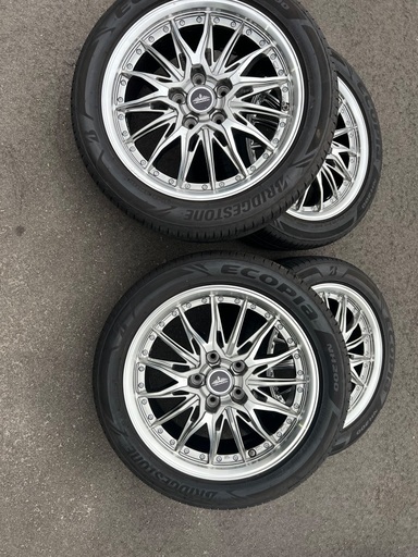 ブリヂストン製の255/50R16スポーツタイヤと多スポークホイールのセット。