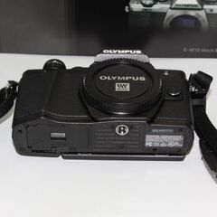 OLYMPUS OM-D E-M10 Mark Ⅱ ブラック ボディ ミラーレス　箱付き シャッター数僅か1033枚の画像
