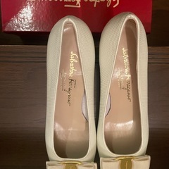Ferragamo 黒リボンパンプス　サイズ24相当の画像
