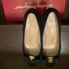 Salvatore Ferragamo ホワイト リボンパンプス 24相当の画像
