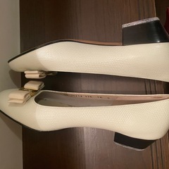 Salvatore Ferragamo ホワイト リボンパンプス 24相当の画像