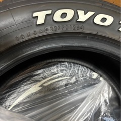 トーヨータイヤ TOYO H30 215/60R17 109/107R (ホワイトレター) ４本とも走行800k程度の美品　ホイール付きタイヤ１本(走行800k程度)オマケします。の画像