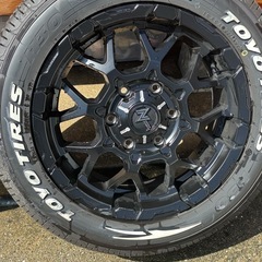 トーヨータイヤ TOYO H30 215/60R17 109/107R (ホワイトレター) ４本とも走行800k程度の美品　ホイール付きタイヤ１本(走行800k程度)オマケします。の画像
