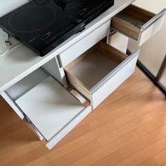 キッチンボード（食器棚）の画像
