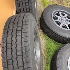 200系ハイエース【195/80R15 107/105ｌ LT】23年製ダンロップ スタッドレスタイヤ ４本の画像