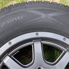 200系ハイエース【195/80R15 107/105ｌ LT】23年製ダンロップ スタッドレスタイヤ ４本の画像