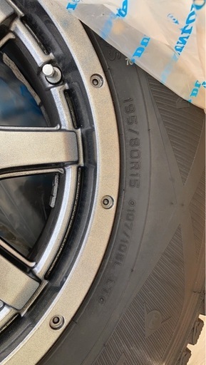 200系ハイエース【195/80R15 107/105ｌ LT】23年製ダンロップ スタッドレスタイヤ ４本