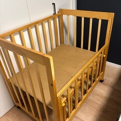 ベビーベッド　木製の画像