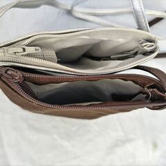 ★スマホショルダーバッグ シルバー ・ブラウン色・チャック付★の画像