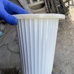 プラスチック　鉢　ホワイト　汚れありの画像