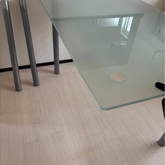 ガラス製ダイニングテーブルの画像