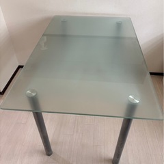 ガラス製ダイニングテーブルの画像