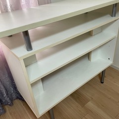 白い大きい飾り棚の画像