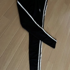 adidasレギンスの画像