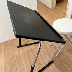 パソコン用デスクと椅子の画像