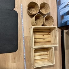 木箱と、藁の入れ物の画像