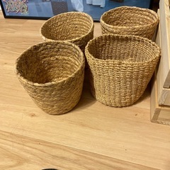 木箱と、藁の入れ物の画像