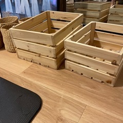 木箱と、藁の入れ物の画像