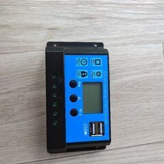 ソーラーパネルと充電コントローラーのセットの画像