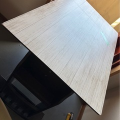 ダイニングテーブルの画像