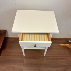 IKEAのサイドテーブルの画像