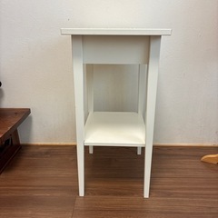 IKEAのサイドテーブルの画像
