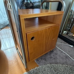 北欧風ナイトテーブルの画像