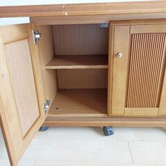 テーブルと回転椅子の画像