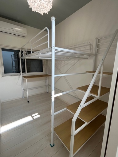 人気のホワイト！ロフトベッド階段棚スペース付き⭐️収納デスク付き⭐️実用性ベッド現状解体が一部必要なのでこの価格です