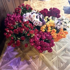 激安バラなどの造花とブリキ製バケツの画像