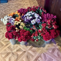 激安バラなどの造花とブリキ製バケツの画像