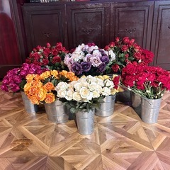 激安バラなどの造花とブリキ製バケツの画像