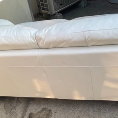 0【現状品】IDC 大塚家具 ソファ ホワイト 約190cm レザー調 傷汚れあり リビング 2.5人掛け？の画像
