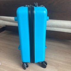 座れる　スーツケースの画像