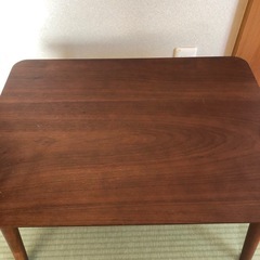小さいテーブルの画像