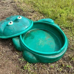 砂遊び　カエル　猫避けの画像