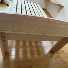 木製ベッドフレームの画像