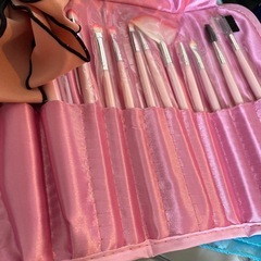 【新品】メイク道具✖️🎀2個ヘアクリップの画像