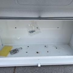 【おはなし中】白い郵便ポストの画像