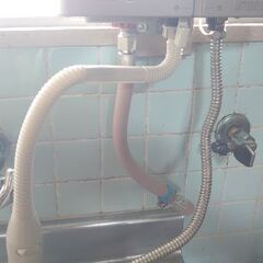 【✨美品✨中古】▽リンナイ ガス瞬間湯沸かし器 給湯専用 ガス給湯器 2023年8月 都市ガス 天然ガス 13A 元止め式 台所専用  RUS-V51XT の画像