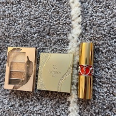 アイシャドウと口紅のセットの画像